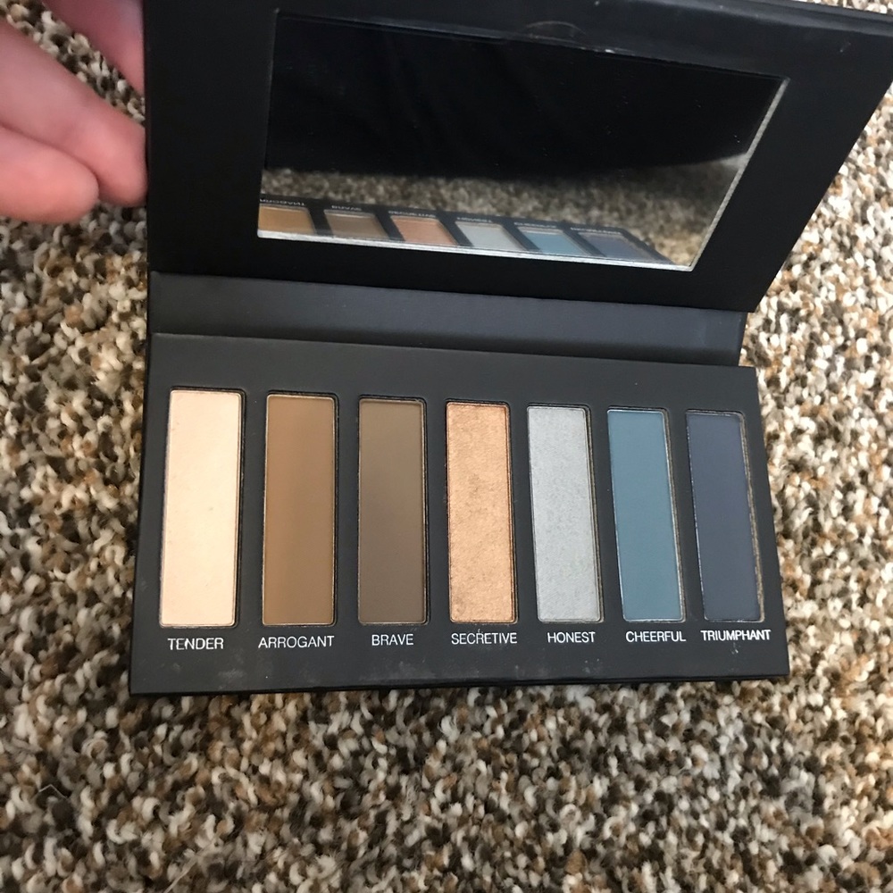 Younique eyeshadow
